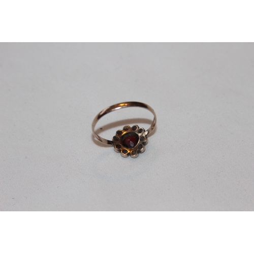 803 - 9CT GOLD GARNET FLORAL CLUSTER RING - 10 SMALL SURROUNDING LARGE GARNET