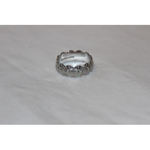 806 - 9CT WHITE GOLD RING WITH SERRATED EDGE AND BRUST DESIGN BY MS&S - 3.43G