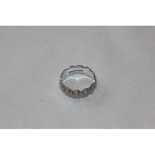 806 - 9CT WHITE GOLD RING WITH SERRATED EDGE AND BRUST DESIGN BY MS&S - 3.43G