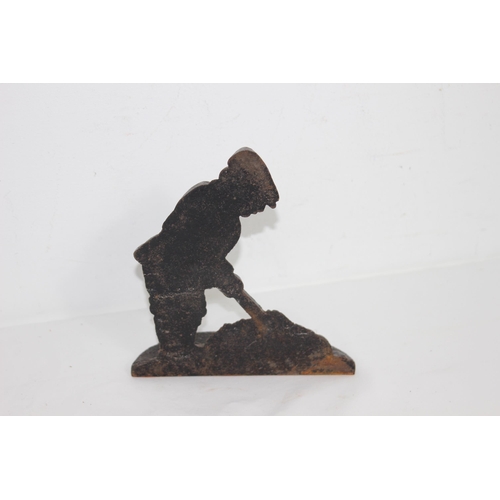 267 - VINTAGE GOLFING DOORSTOP
18CM