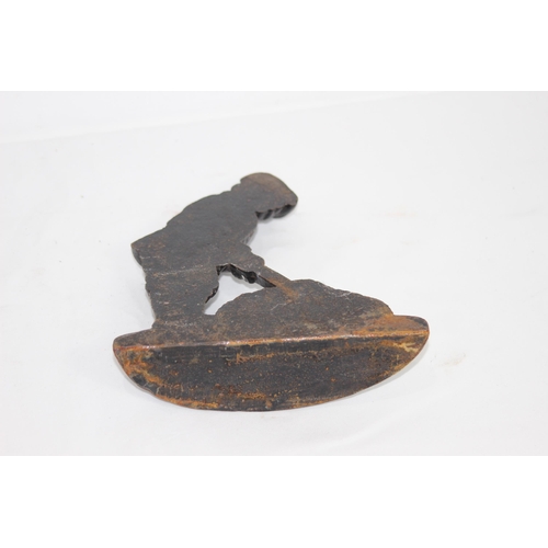 267 - VINTAGE GOLFING DOORSTOP
18CM