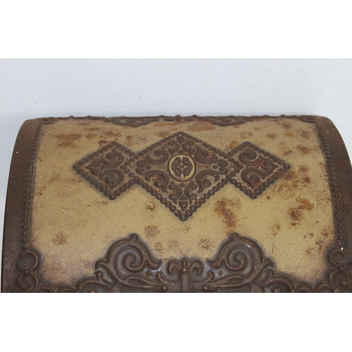 268 - VINTAGE VICTORIA BISCUIT TIN IN CASKET SHAPE
26 X 16CM