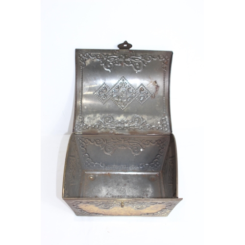 268 - VINTAGE VICTORIA BISCUIT TIN IN CASKET SHAPE
26 X 16CM