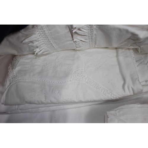 275 - QUANTITY OF LINEN