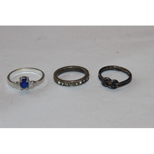 693 - SELECTION OF 5 SILVER RINGS