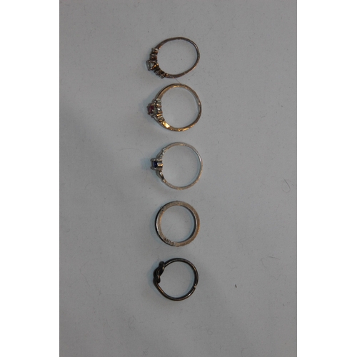 693 - SELECTION OF 5 SILVER RINGS