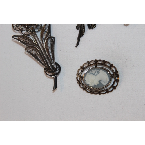 699 - SELECTION OF SILVER AND WHITE METAL BROOCHES