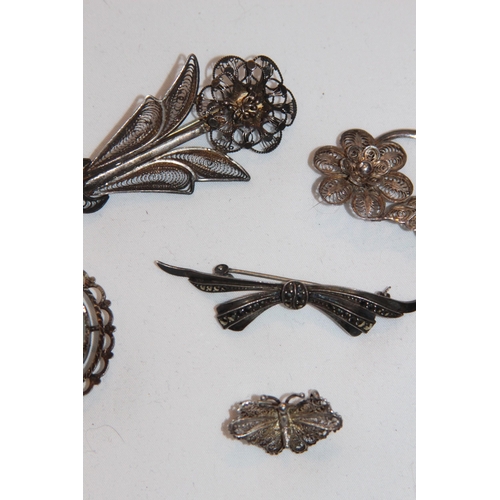 699 - SELECTION OF SILVER AND WHITE METAL BROOCHES