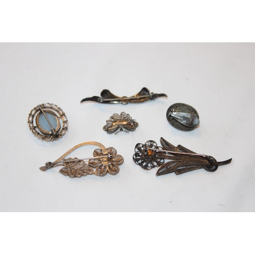 699 - SELECTION OF SILVER AND WHITE METAL BROOCHES