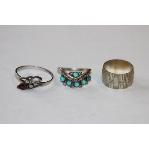 705 - SELECTION OF 6 RINGS, FOUR SILVER AND TWO WHITE METAL