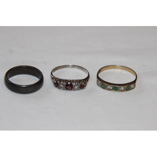 705 - SELECTION OF 6 RINGS, FOUR SILVER AND TWO WHITE METAL