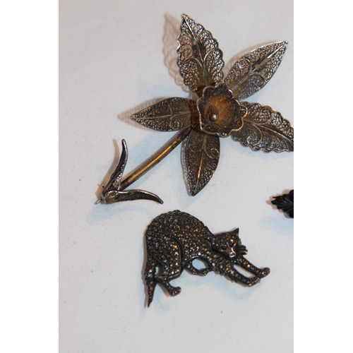 708 - SELECTION OF SILVER, SILVER FILIGREE AND AN OTHER BROOCH INCLUDING ONE IN THE FORM OF A CAT