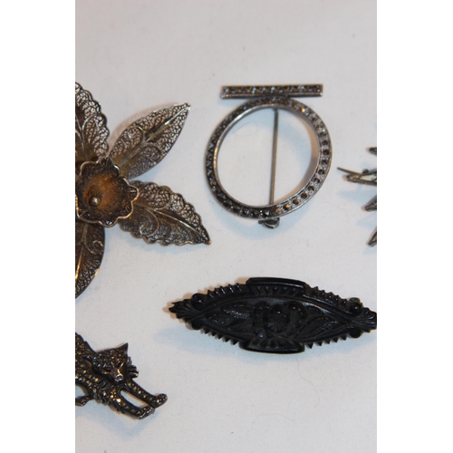 708 - SELECTION OF SILVER, SILVER FILIGREE AND AN OTHER BROOCH INCLUDING ONE IN THE FORM OF A CAT