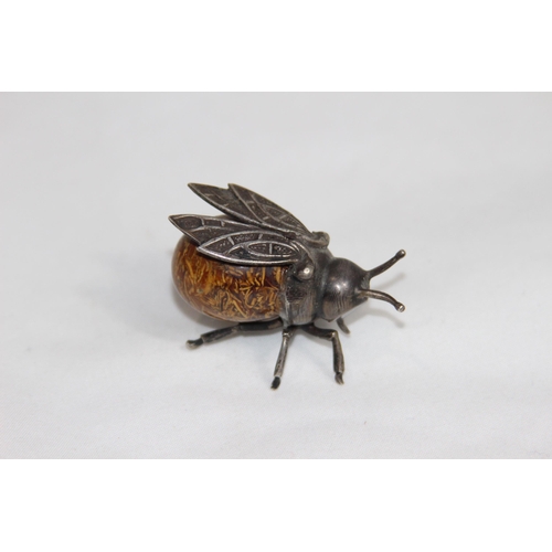 743 - 800 GRADE SILVER MOUNTED POLISHED STONE IN THE FORM OF A BEE OR INSECT - LEG IS MISSING