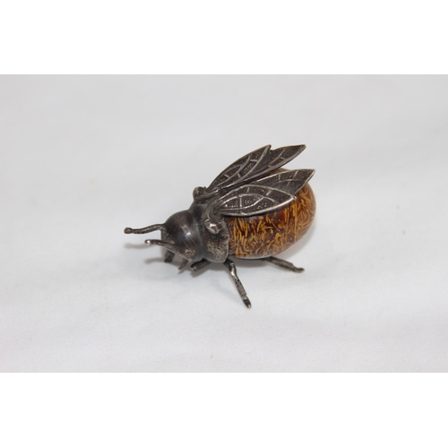 743 - 800 GRADE SILVER MOUNTED POLISHED STONE IN THE FORM OF A BEE OR INSECT - LEG IS MISSING