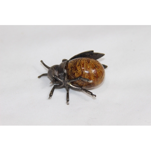 743 - 800 GRADE SILVER MOUNTED POLISHED STONE IN THE FORM OF A BEE OR INSECT - LEG IS MISSING