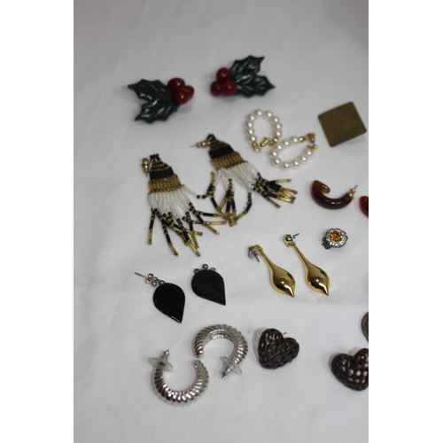 591 - QUANTITY OF COSTUME JEWELLERY