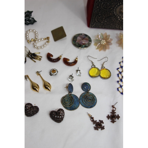 591 - QUANTITY OF COSTUME JEWELLERY