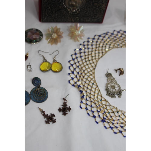 591 - QUANTITY OF COSTUME JEWELLERY