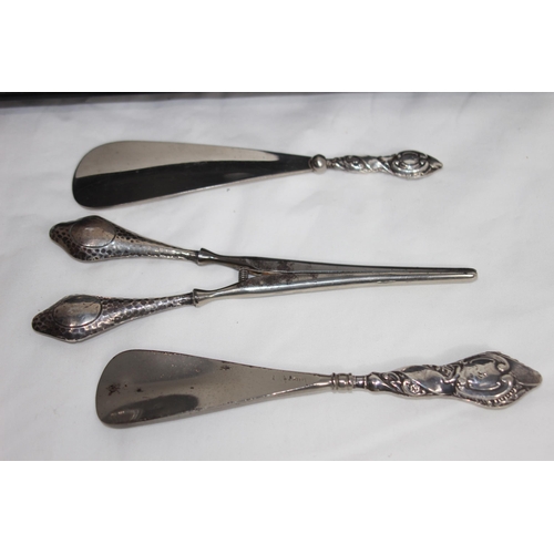 757 - SILVER MOUNTED EBONISED WOODEN DRESSING TABLE TRAY ANS A SELECTION OF SILVER HANDLE SHOE HORNS AND S... 