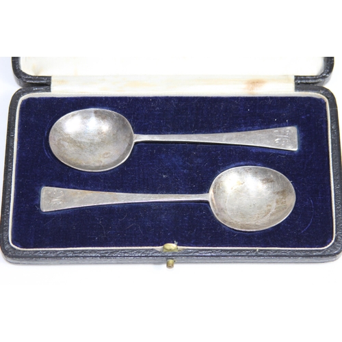 786 - CASED PAIR OF SILVER PRESERVE SPOONS BY THOMAS BRADURY AND SON - SHEFFIELD 1919