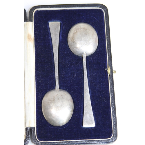 786 - CASED PAIR OF SILVER PRESERVE SPOONS BY THOMAS BRADURY AND SON - SHEFFIELD 1919