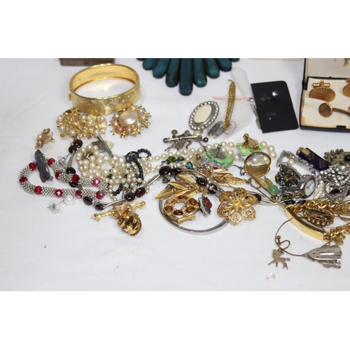 309 - QUANTITY OF COSTUME JEWELLERY - MANY CASED AND BOXED