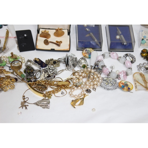 309 - QUANTITY OF COSTUME JEWELLERY - MANY CASED AND BOXED