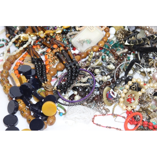 310 - SELECTION OF COSTUME JEWELLERY