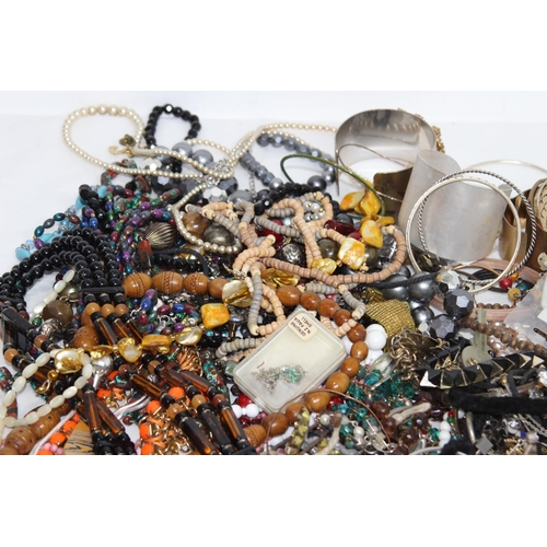 310 - SELECTION OF COSTUME JEWELLERY