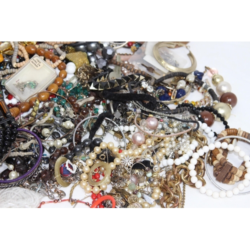 310 - SELECTION OF COSTUME JEWELLERY