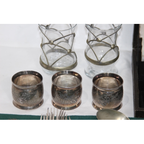 312 - QUANTITY OF SILVER PLATED WARES INCLUDING SET OF SIX NAPKIN RINGS, MOTHER OF PEARL HANDLED SERVERS A... 