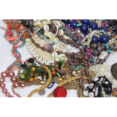 314 - QUANTITY OF COSTUME JEWELLERY