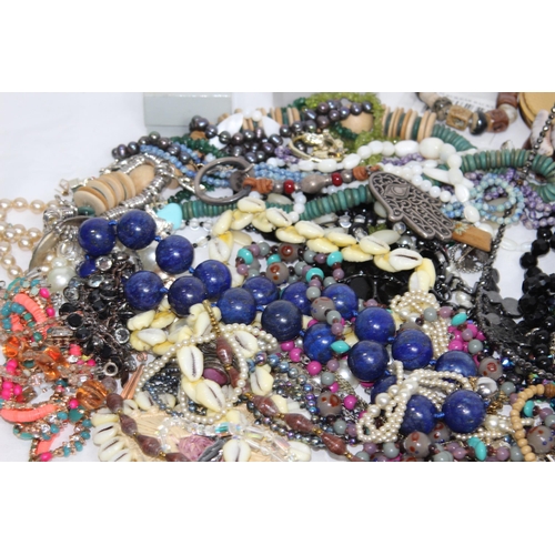 314 - QUANTITY OF COSTUME JEWELLERY