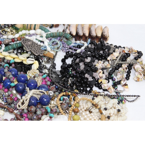 314 - QUANTITY OF COSTUME JEWELLERY