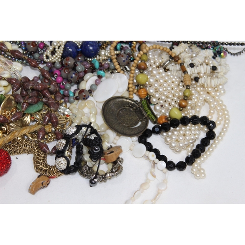 314 - QUANTITY OF COSTUME JEWELLERY