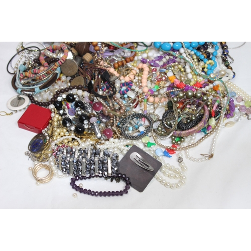 315 - QUANTITY OF COSTUME JEWELLERY