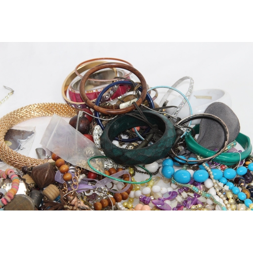 315 - QUANTITY OF COSTUME JEWELLERY