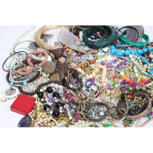 315 - QUANTITY OF COSTUME JEWELLERY