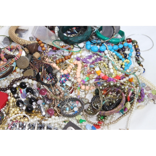 315 - QUANTITY OF COSTUME JEWELLERY