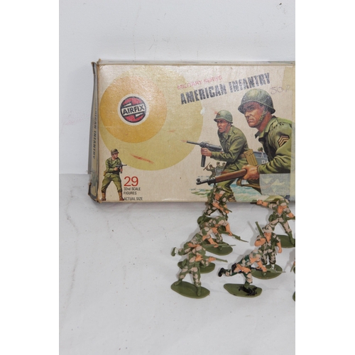 471 - 3 X BOXES AND QUANTITY OF LOOSE VINTAGE AIRFIX TOY SOLDIERS