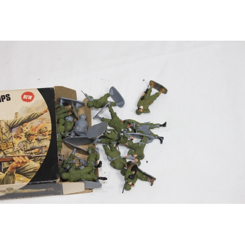 471 - 3 X BOXES AND QUANTITY OF LOOSE VINTAGE AIRFIX TOY SOLDIERS