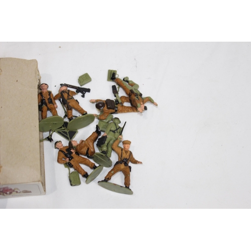 471 - 3 X BOXES AND QUANTITY OF LOOSE VINTAGE AIRFIX TOY SOLDIERS