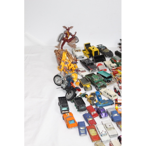 473 - LARGE QUANTITY OF TOY CARS AND VEHICLES BY VARIETY OF MAKERS TO INCLUDE MATCHBOX, CORGI AND LESNEY