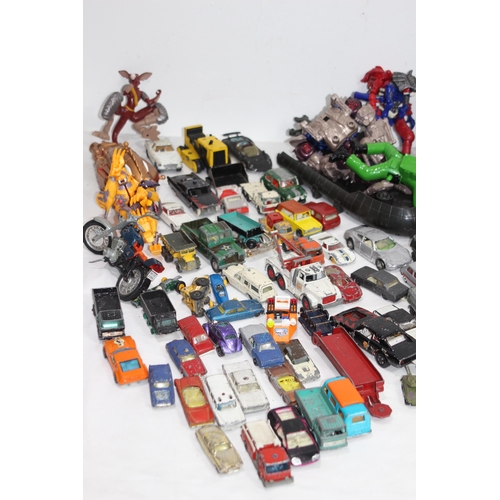 473 - LARGE QUANTITY OF TOY CARS AND VEHICLES BY VARIETY OF MAKERS TO INCLUDE MATCHBOX, CORGI AND LESNEY