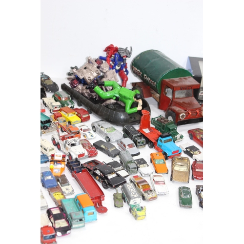 473 - LARGE QUANTITY OF TOY CARS AND VEHICLES BY VARIETY OF MAKERS TO INCLUDE MATCHBOX, CORGI AND LESNEY