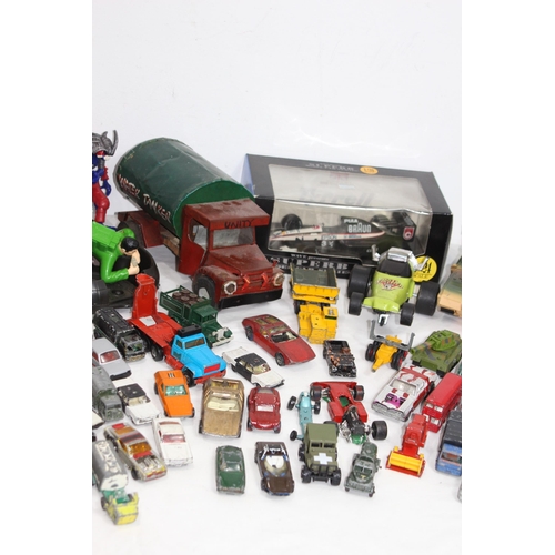 473 - LARGE QUANTITY OF TOY CARS AND VEHICLES BY VARIETY OF MAKERS TO INCLUDE MATCHBOX, CORGI AND LESNEY