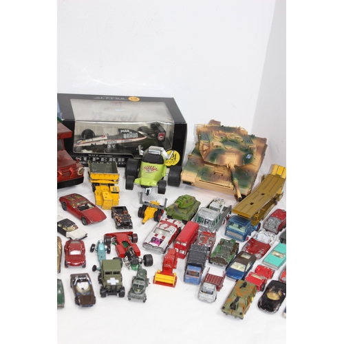 473 - LARGE QUANTITY OF TOY CARS AND VEHICLES BY VARIETY OF MAKERS TO INCLUDE MATCHBOX, CORGI AND LESNEY