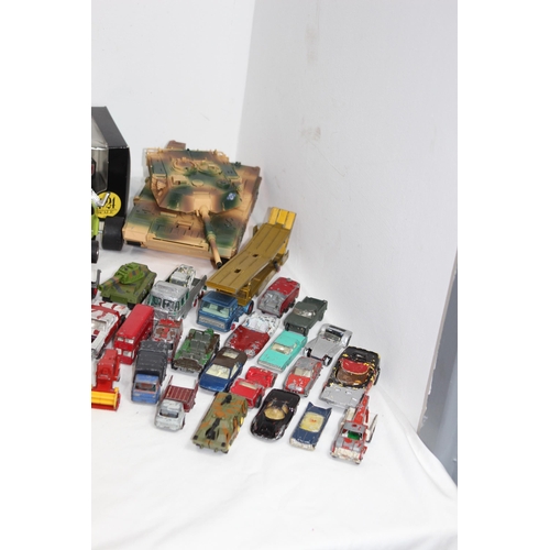 473 - LARGE QUANTITY OF TOY CARS AND VEHICLES BY VARIETY OF MAKERS TO INCLUDE MATCHBOX, CORGI AND LESNEY