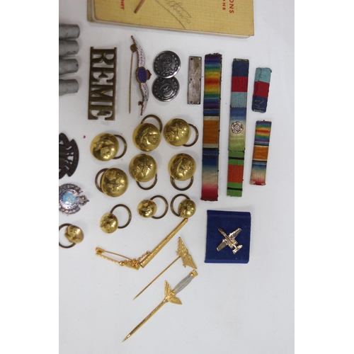 518 - QUANTITY OF WWI RIBBONS, WWII RIBBONS, SELECTION OF MILITARY BADGES AND PINS AND RAF BUTTONS